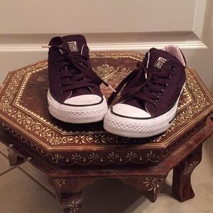 Converse womans maroon/brown color size 7